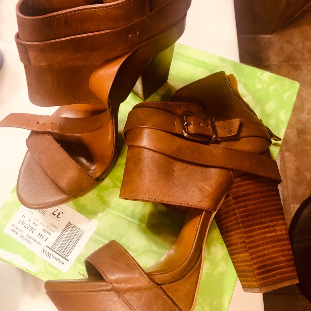 BCBG tan Sandals